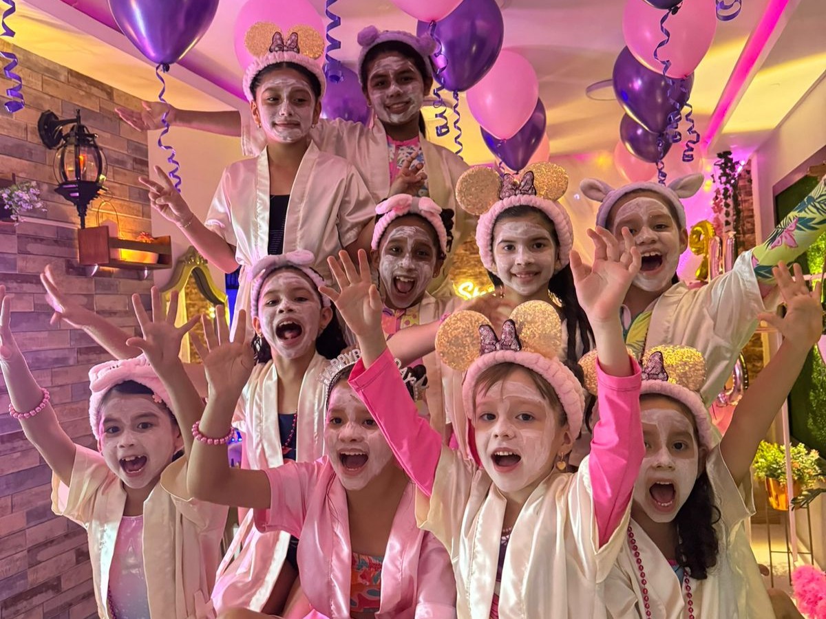 Niño sonriendo en un entorno relajante